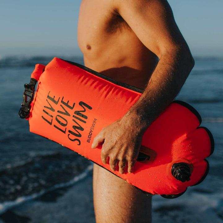 Buddyswim Set aus Freiwasser-Schwimmboje 28 Liter und Badekappe. Sicherheitsboje zum Schwimmen im of