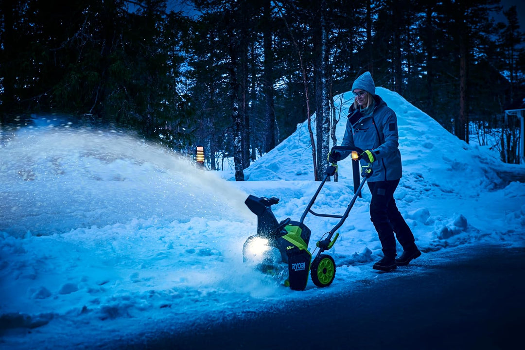 RYOBI 18 V ONE+ Akku-Schneefräse RY18STX45A-240, 45 cm Räumbreite, inkl. 2 x 4,0 Ah Akku und 2,0 A L