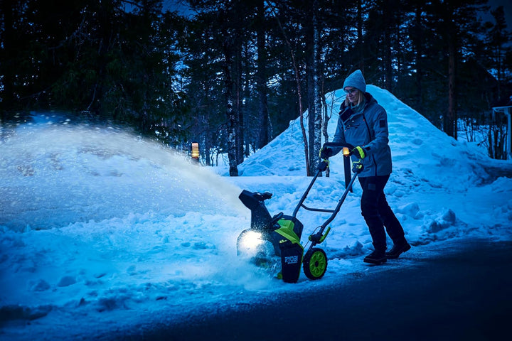 RYOBI 18 V ONE+ Akku-Schneefräse RY18STX45A-240, 45 cm Räumbreite, inkl. 2 x 4,0 Ah Akku und 2,0 A L