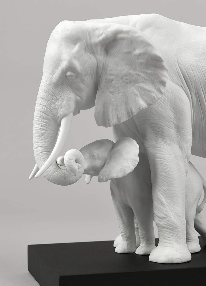 LLADRÓ Elefanten-Skulptur Den Weg Weisen (Weiss). Elefant. Porzellan.