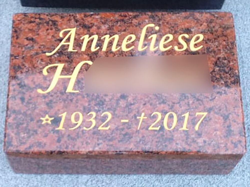 designgrab VangL001-30x30x8 cm Grabplatte aus Granit Vanga, inkl. Beschriftung von Vor- und Nachname