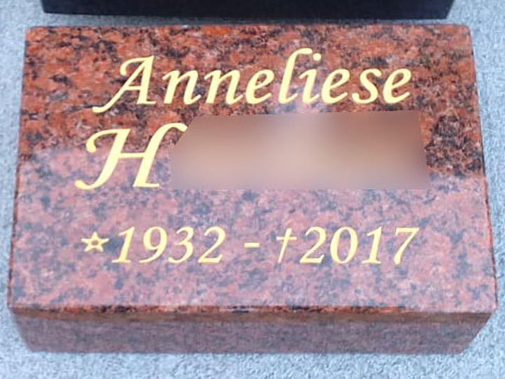 designgrab VangL001-30x30x8 cm Grabplatte aus Granit Vanga, inkl. Beschriftung von Vor- und Nachname