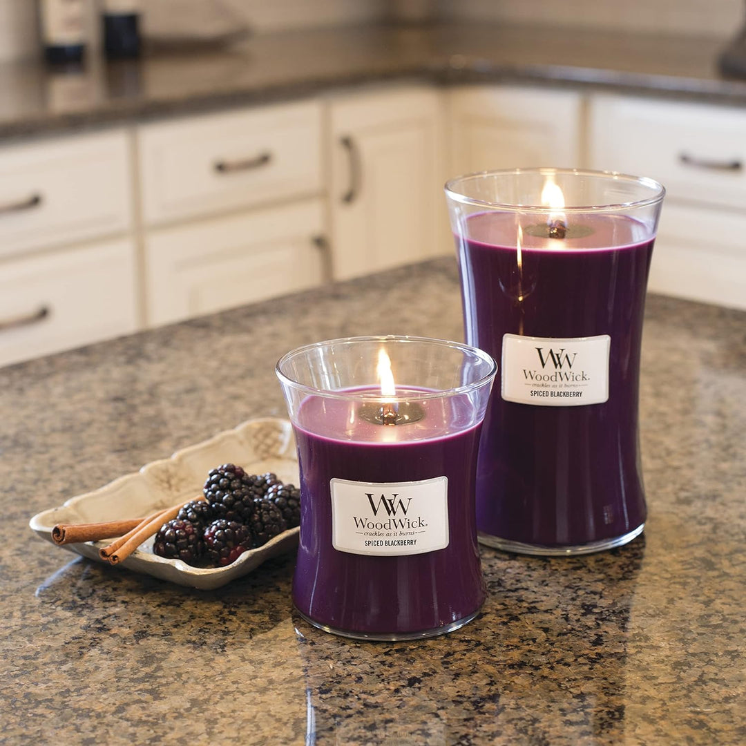 WoodWick mittelgrosse Duftkerze im Sanduhrglas mit knisterndem Docht, Spiced Blackberry, bis zu 60 S