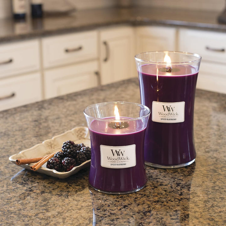 WoodWick mittelgrosse Duftkerze im Sanduhrglas mit knisterndem Docht, Spiced Blackberry, bis zu 60 S