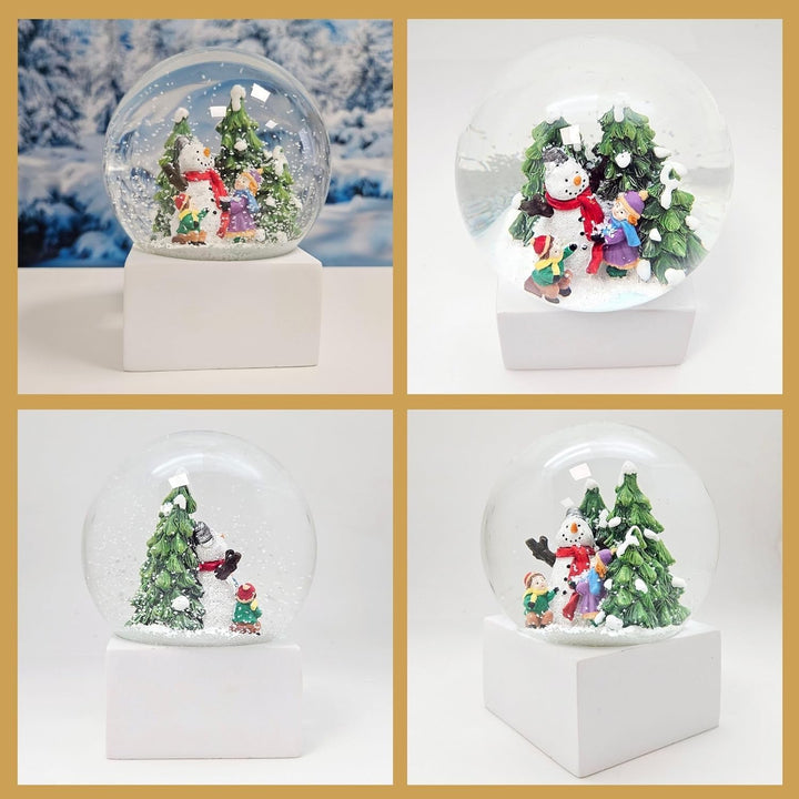 Minium Collection 20122 Schneekugel Weihnacht Stimmung Schneemann Bauen Winterszene auf Sockel weiss
