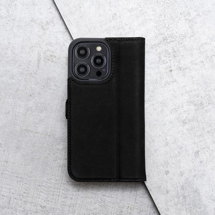 Porter Riley – Lederhülle kompatibel mit iPhone 16 Pro. Hochwertiges Nubukleder mit Standfunktion, K