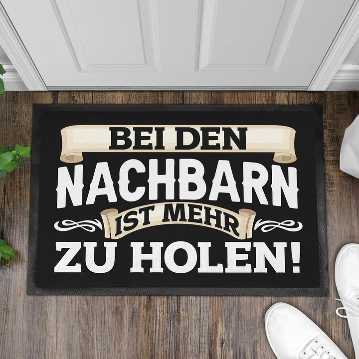 Trendation - Bei Den Nachbarn Ist Mehr Zu Holen Lustige Fussmatte mit Spruch 60x40 cm
