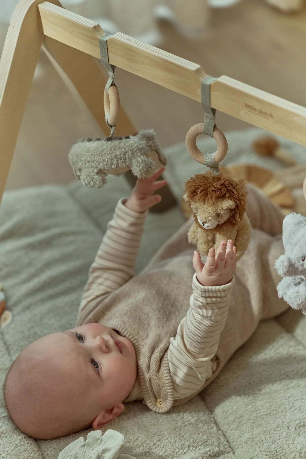 Little Dutch Baby Gym - Spieltrapez - Spielbogen aus Holz - inkl. 3 Anhänger - für Babys ab der Gebu