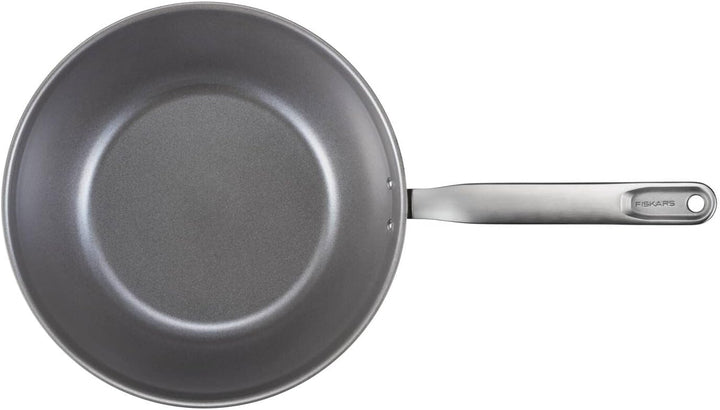 Fiskars Wokpfanne, Ø 28 cm / 4,5 L, Beschichtete Pfanne, Für alle Kochfelder geeignet, Recycelter Ed