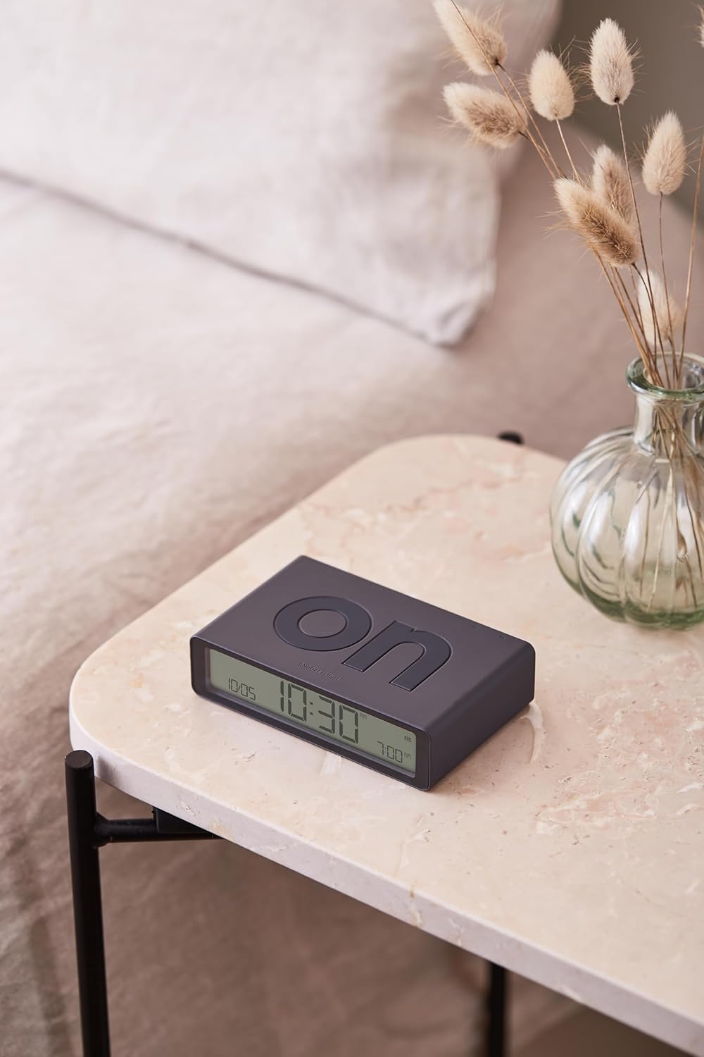 Lexon Flip Classic Digitaler Wecker mit umkehrbaren EIN/Aus-Seiten, wiederaufladbare Nachttischuhr m