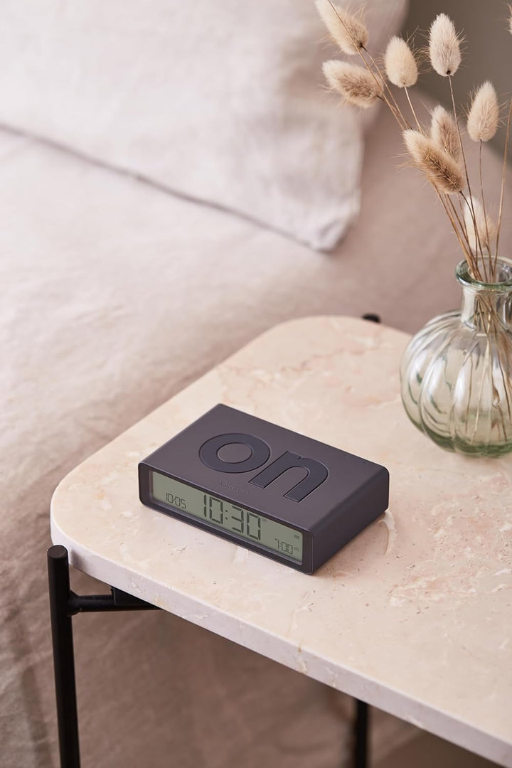Lexon Flip Classic Digitaler Wecker mit umkehrbaren EIN/Aus-Seiten, wiederaufladbare Nachttischuhr m