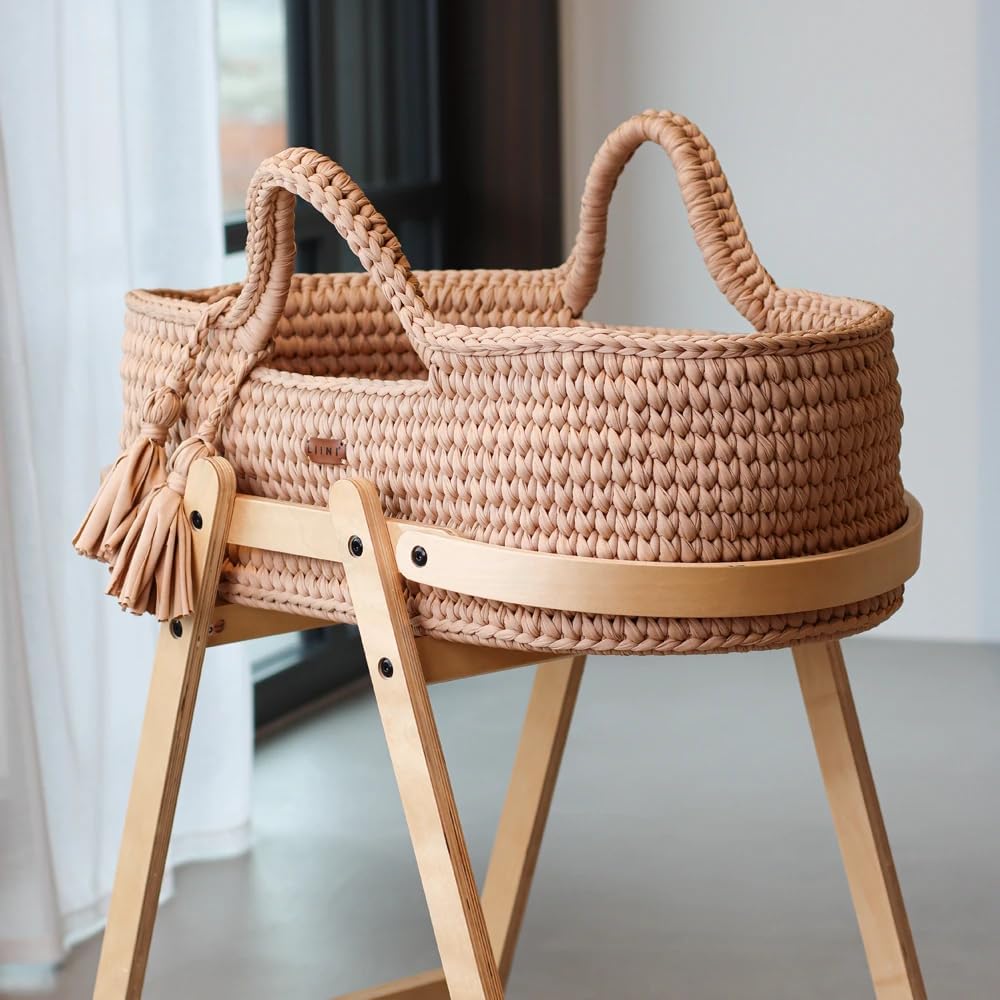 LIINI® Babywiege mit Moseskorb (Mokka) – sanfte Wiegebewegung, handgehäkelt, nachhaltiges Holzgestel
