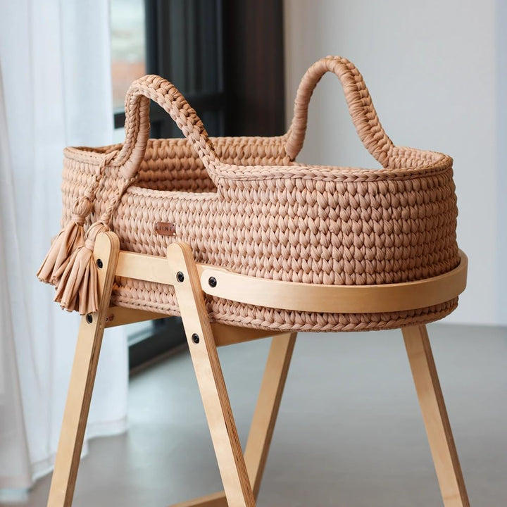 LIINI® Babywiege mit Moseskorb (Mokka) – sanfte Wiegebewegung, handgehäkelt, nachhaltiges Holzgestel