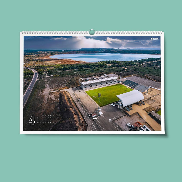 11FREUNDE - Die ganze Welt ist ein Spielfeld – Wandkalender - Fussballkalender mit 12+1 Fotodrucken