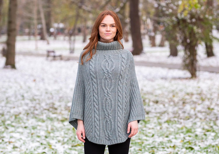 SAOL Damen Strickjacke aus 100% Merinowolle Zopfmuster Irische Aran Poncho Einheitsgrösse Skylight,
