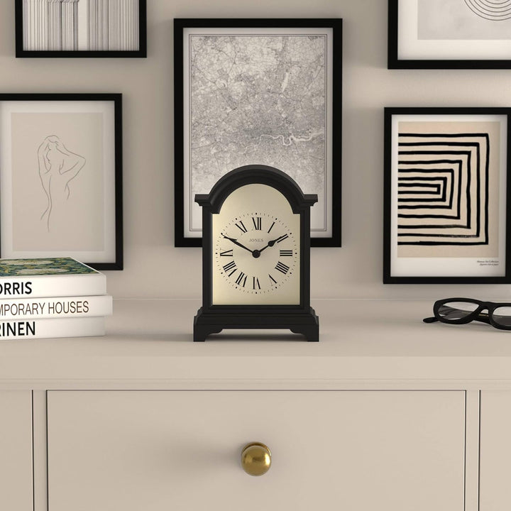 JONES CLOCKS® Kaminuhr 'Bistro' – klassisches Bogendesign in Schwarz, zeitgenössischer klassischer S