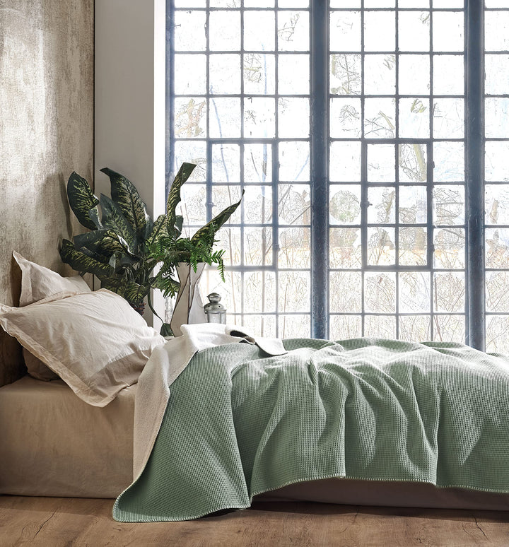 BOHORIA® Kuscheldecke Soft Waffle 130x170cm | Winterdecke flauschig für Sofa, Sessel & Bett | Baum-W