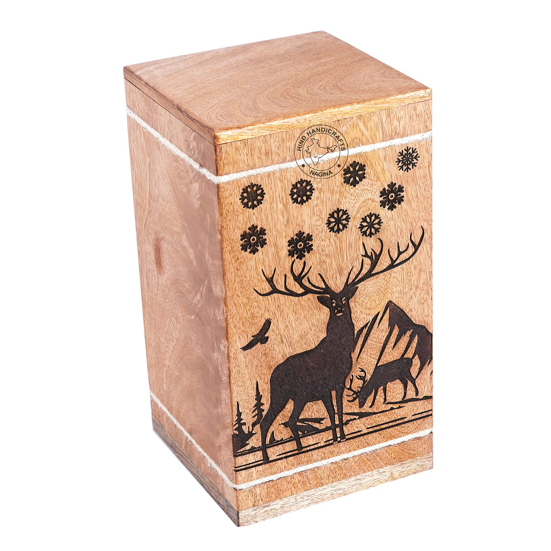 Handgefertigte Holzurne mit floraler Gravur für menschliche Asche für Erwachsene, gross – Buck Deer