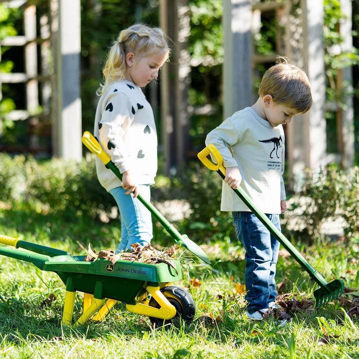 Theo Klein 3952 John Deere Schubkarren Set I Robustes Gartengeräte-Set für Kinder I Inkl. Schaufel u