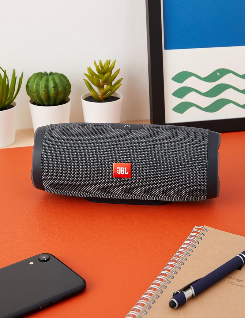 JBL Charge Essential Bluetooth Bluetooth-Lautsprecher – Wasserfeste, portable Boombox mit integriert