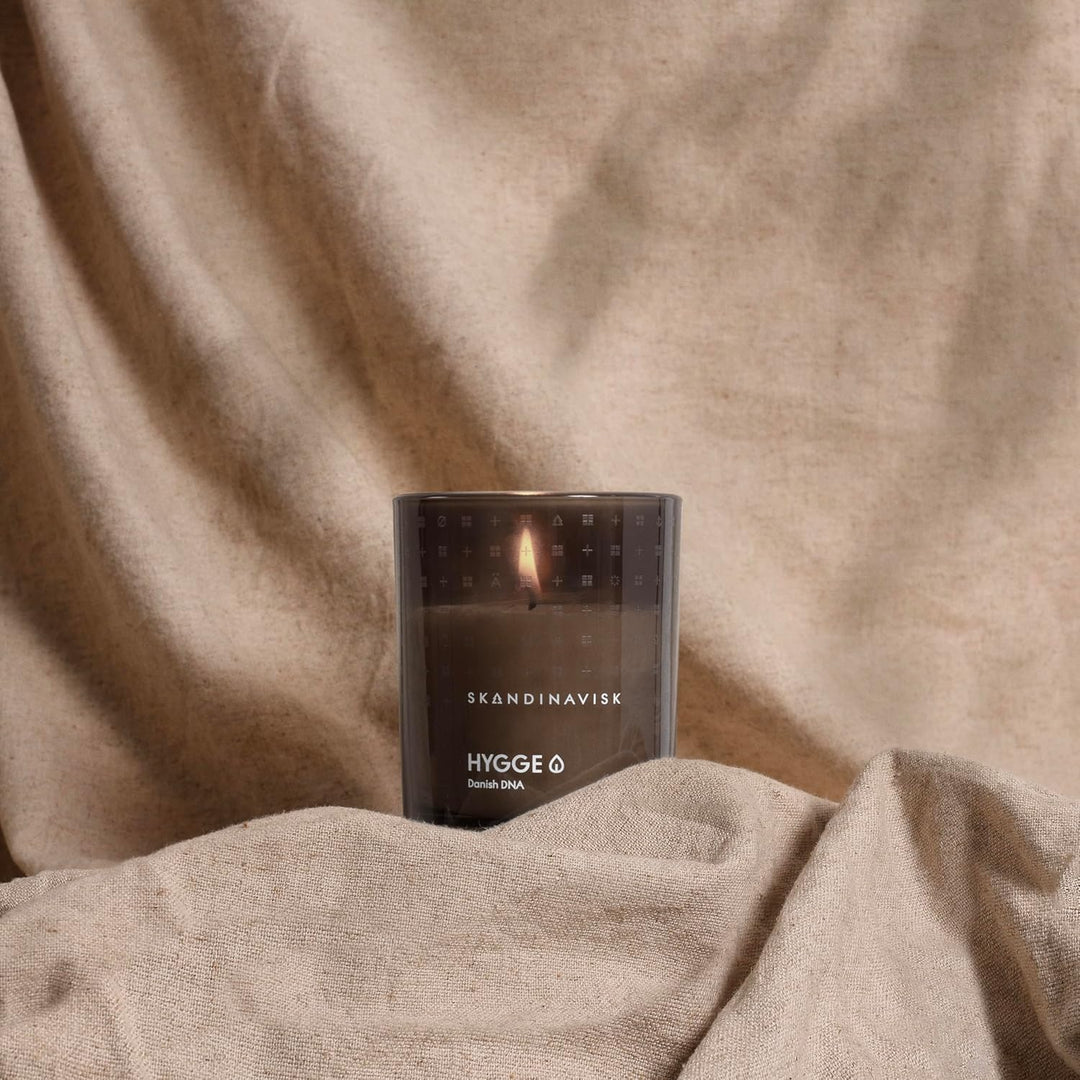 Skandinavisk HYGGE 'Gemütlichkeit' Duftkerze. Duftnoten: Schwarzer Tee und Minzeblätter, getrocknet