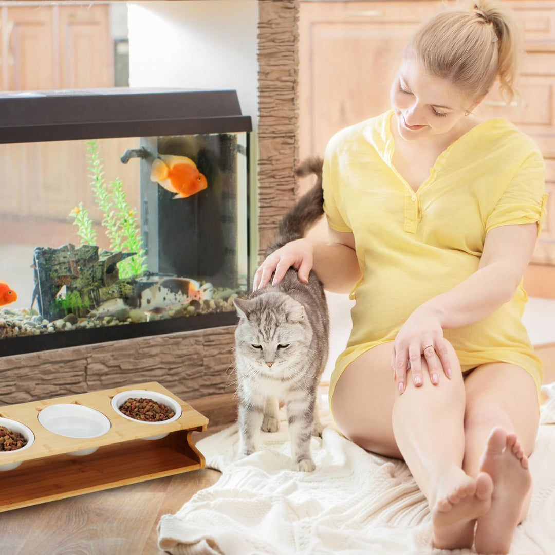 Relaxdays Katzen Futterstation, 3 Näpfe, je 400 ml, aus Bambus &amp; Keramik, Napfständer, spülmaschinen