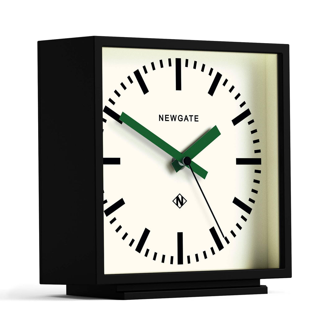 NEWGATE® Amp Schreibtischuhr | Design quadratischer stationsuhr | Schwarzes gehäuse mit grünen hände