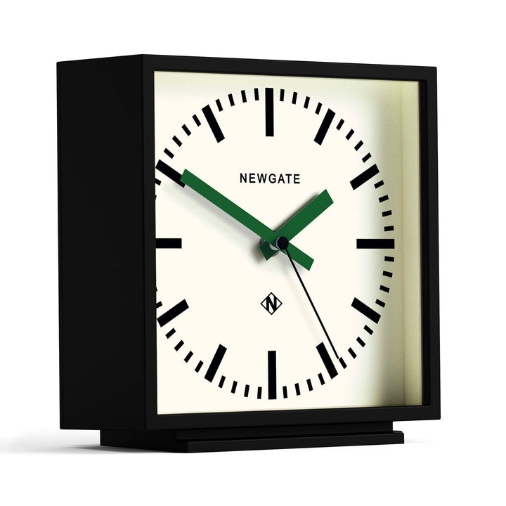 NEWGATE® Amp Schreibtischuhr | Design quadratischer stationsuhr | Schwarzes gehäuse mit grünen hände