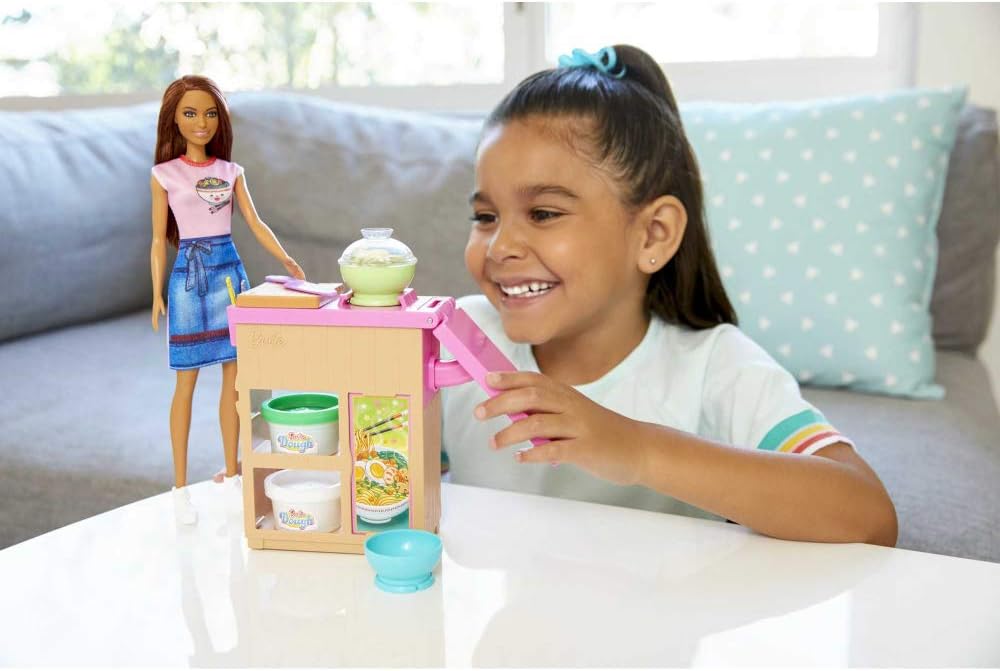 Barbie GHK44 - Pasta-Spielset und Puppe (brünett) und Arbeitsbereich, mit Zubehör und Spielknete, Sp