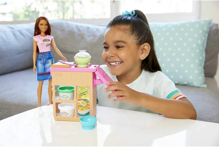 Barbie GHK44 - Pasta-Spielset und Puppe (brünett) und Arbeitsbereich, mit Zubehör und Spielknete, Sp
