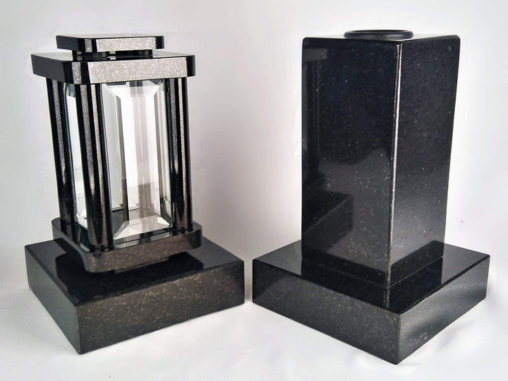 designgrab Modern Grablampe mit Cube-medium Vase und 2 Stück Sockel aus Granit Schwedisch Black SS1