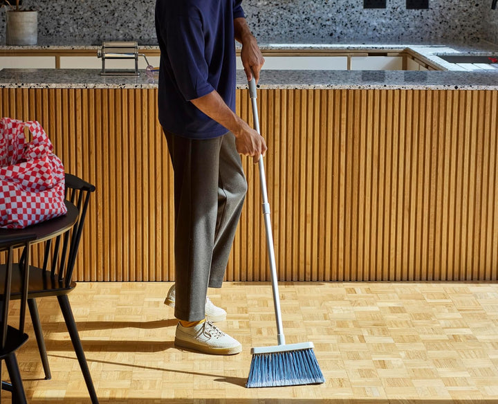 Joseph Joseph CleanTech Wandmontierter, Besen mit langem verstellbar Stiel und Besenabdeckung, Boden