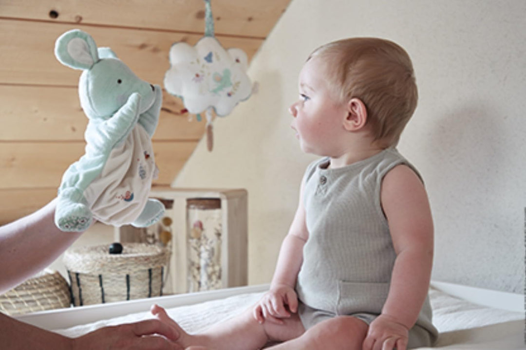 KALOO - Kleine Lieder – Schmusetuch mit grüner Maus – Schmusetuch für Babys – Plüsch Handpuppe 24 cm