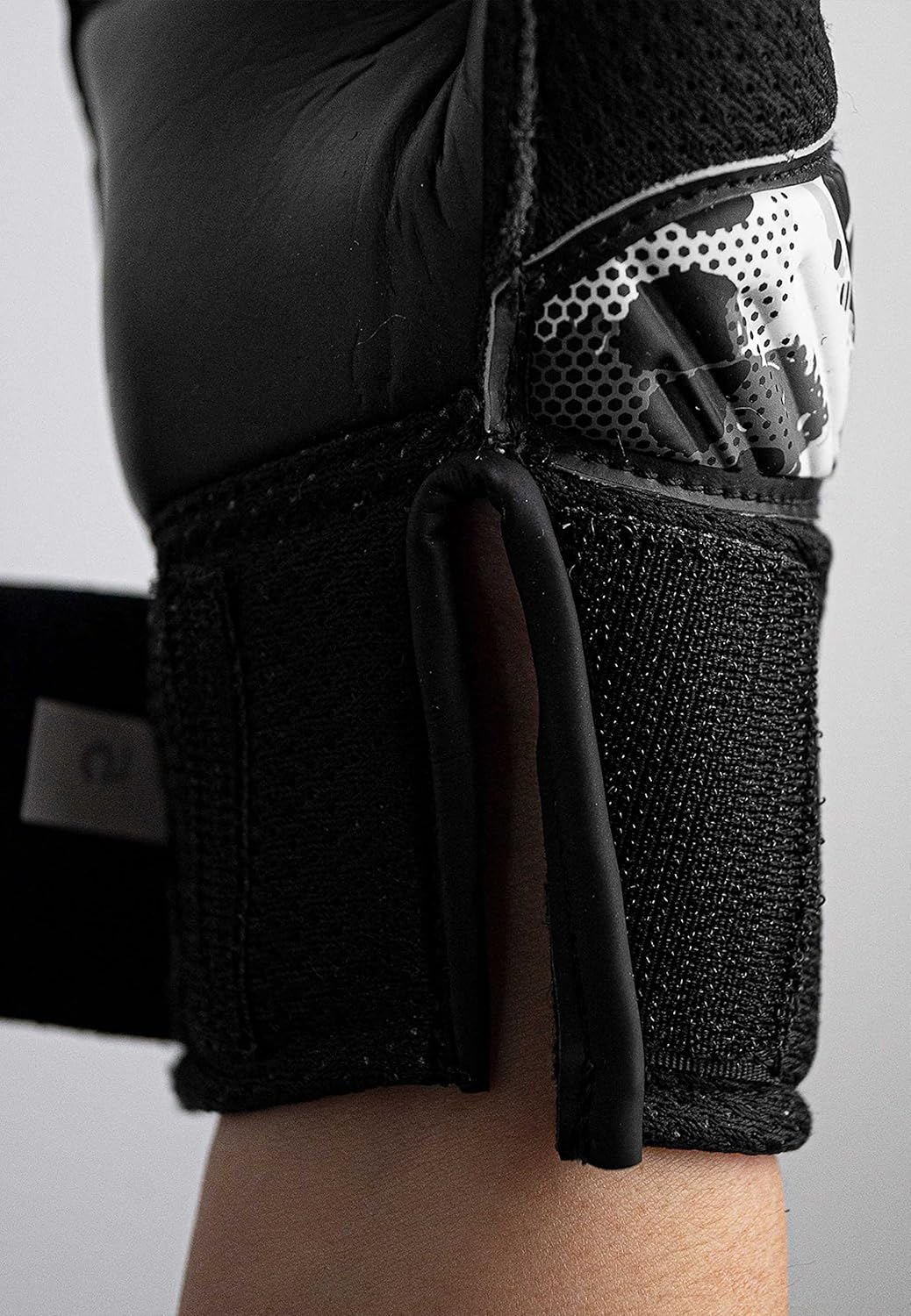 Reusch Unisex Jugend Torwarthandschuhe Attrakt Solid Finger Support Junior mit Gutem Grip und Aussen
