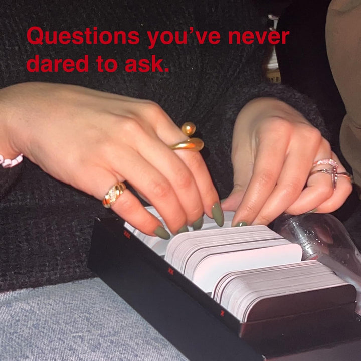 WE'RE NOT Really Strangers Kartenspiel für Erwachsene, 300 Gesprächskarten und Wildcards Ein ehrlich
