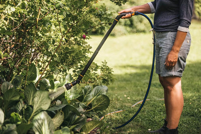 Fiskars Giessstab mit 3 Funktionen, Schwenkbarer SoftGrip Düsenkopf, Durchflusskontrolle, Universalg