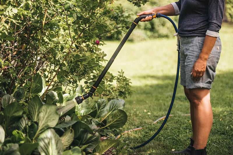 Fiskars Giessstab mit 3 Funktionen, Schwenkbarer SoftGrip Düsenkopf, Durchflusskontrolle, Universalg
