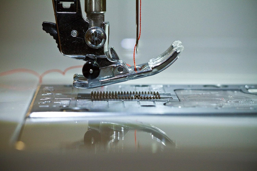 JUKI HZL-DX5 elektrische Nähmaschine mit automatischem Fadenabschneider, Fusssteuerung, Metall, weis