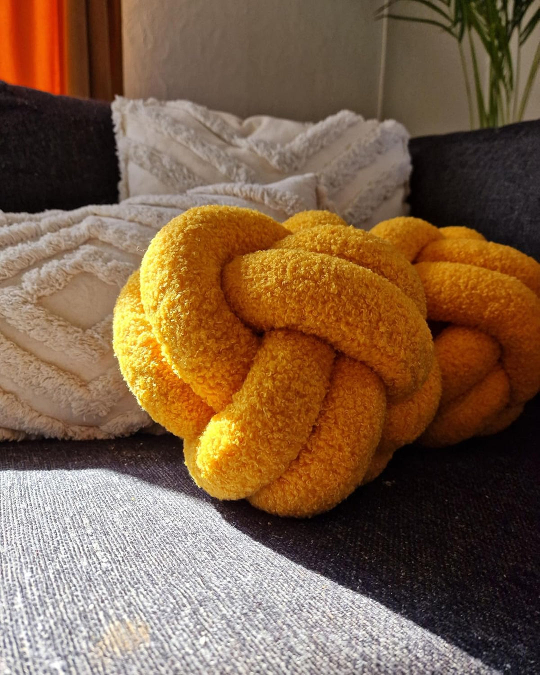 Set aus 2 modernen Boucle Deko Knoten Kissen Gelb 19 x 19 cm Malni
