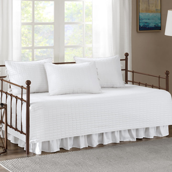 Comfort Spaces Gemütliche Ganzjahres-Bettwäsche mit Bettvolant Tagesbett-Set, Textil, Kienna Weiss,