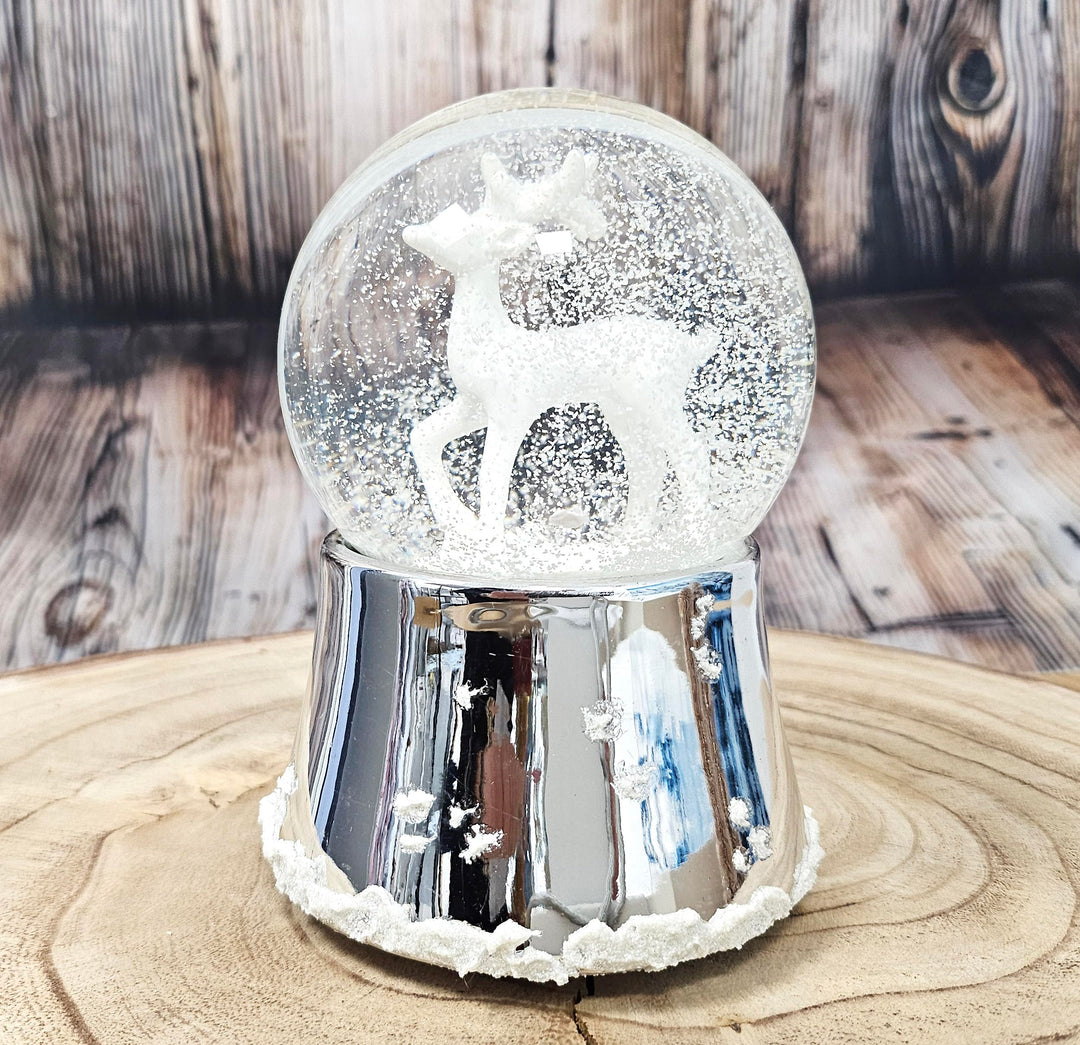 Schneekugel Weihnachten Spieluhr | REH weiss| Sockel Silber glänzend mit Schneeflocken | mit Musik |