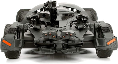 Jada Toys 253215000 Justice League Batmobil, hochdetailiertes 1:24 Modellauto inkl. Batman-Figur, Co