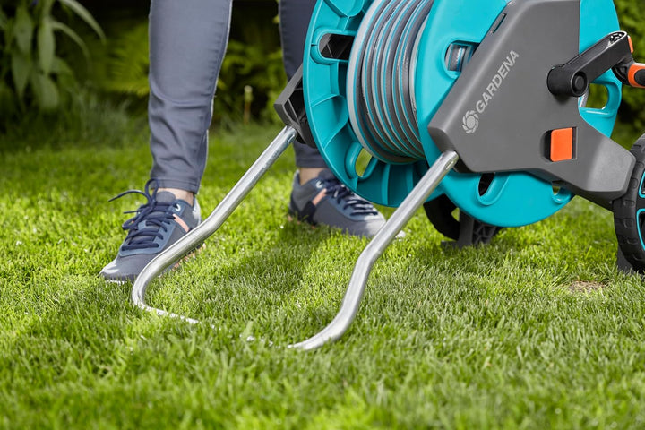 Gardena CleverRoll M Set: Schlauchwagen mit 20 m Classic-Schlauch und Spritze und Clipbefestigung zu
