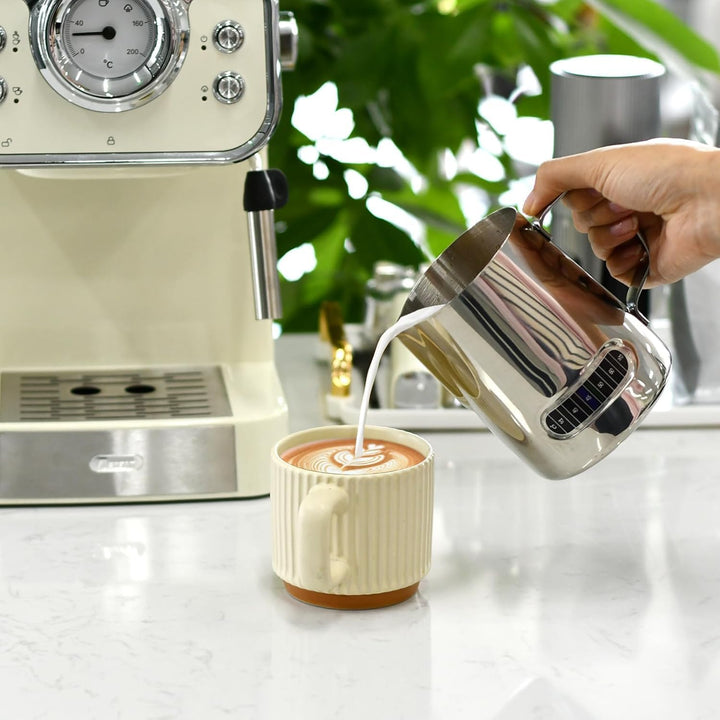 2 Stück Milchschäumer Kännchen 600 ml, Edelstahl Milchschaumkännchen Barista-Werkzeuge mit Temperatu