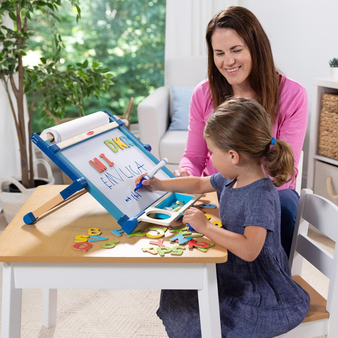 Melissa & Doug Zweiseitige Tischstaffelei mit Zubehör Doppelseitige Tischstaffelei aus Holz, Doppels