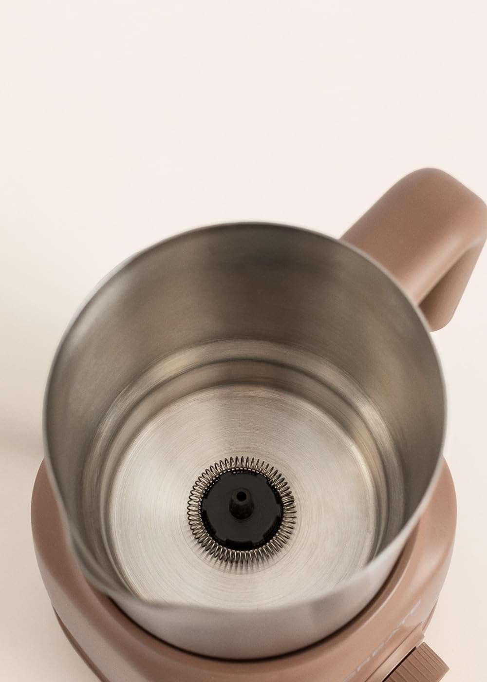 CREATE/MILK FROTHER RETRO/Milchaufschäumer und -erhitzer mit abnehmbarem Krug Mokka/Magnetische Dreh