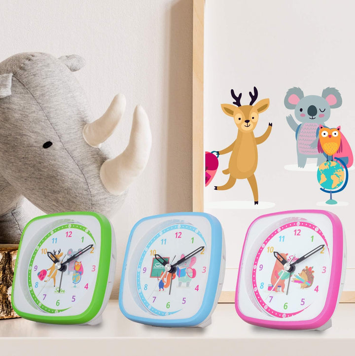 SELVA Quarzwecker für die Einschulung mit REH, Koala und Eule Motiv grün/weiss. Schleichende Sekunde