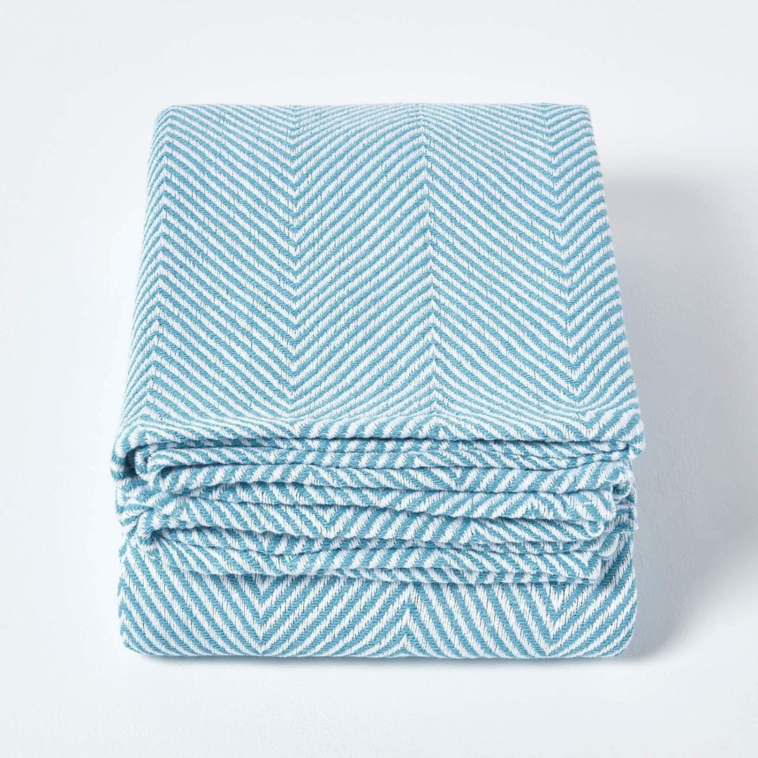 Homescapes extra grosse Tagesdecke Halden mit Fischgräten-Muster, weiche Wohndecke aus 100% Baumwoll