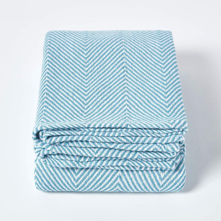 Homescapes extra grosse Tagesdecke Halden mit Fischgräten-Muster, weiche Wohndecke aus 100% Baumwoll