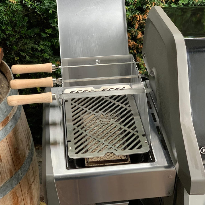 Grillrost.com Das Original Edelstahl Windschutz und Spiesshalter | für Napoleon kleine Sizzle Zone (